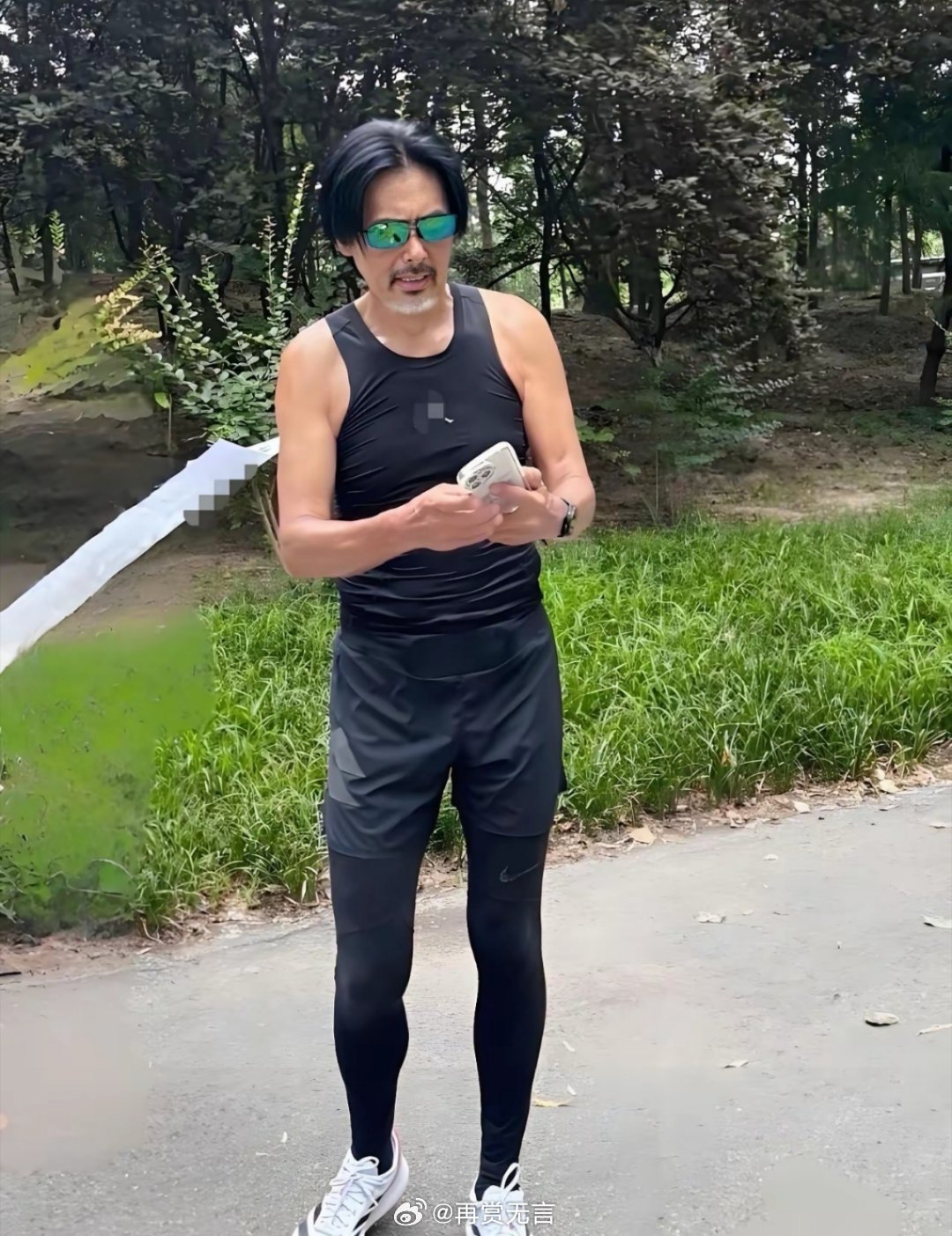 吕良伟比周润发显年轻，因为力量训练多。但周润发常年跑步，在同龄人中状态也算很好了