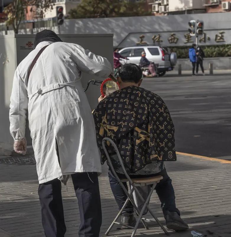 十堰街头出现了“专业理发5元”的摊位，生意十分火爆。有一位在街头专门提供5元理发