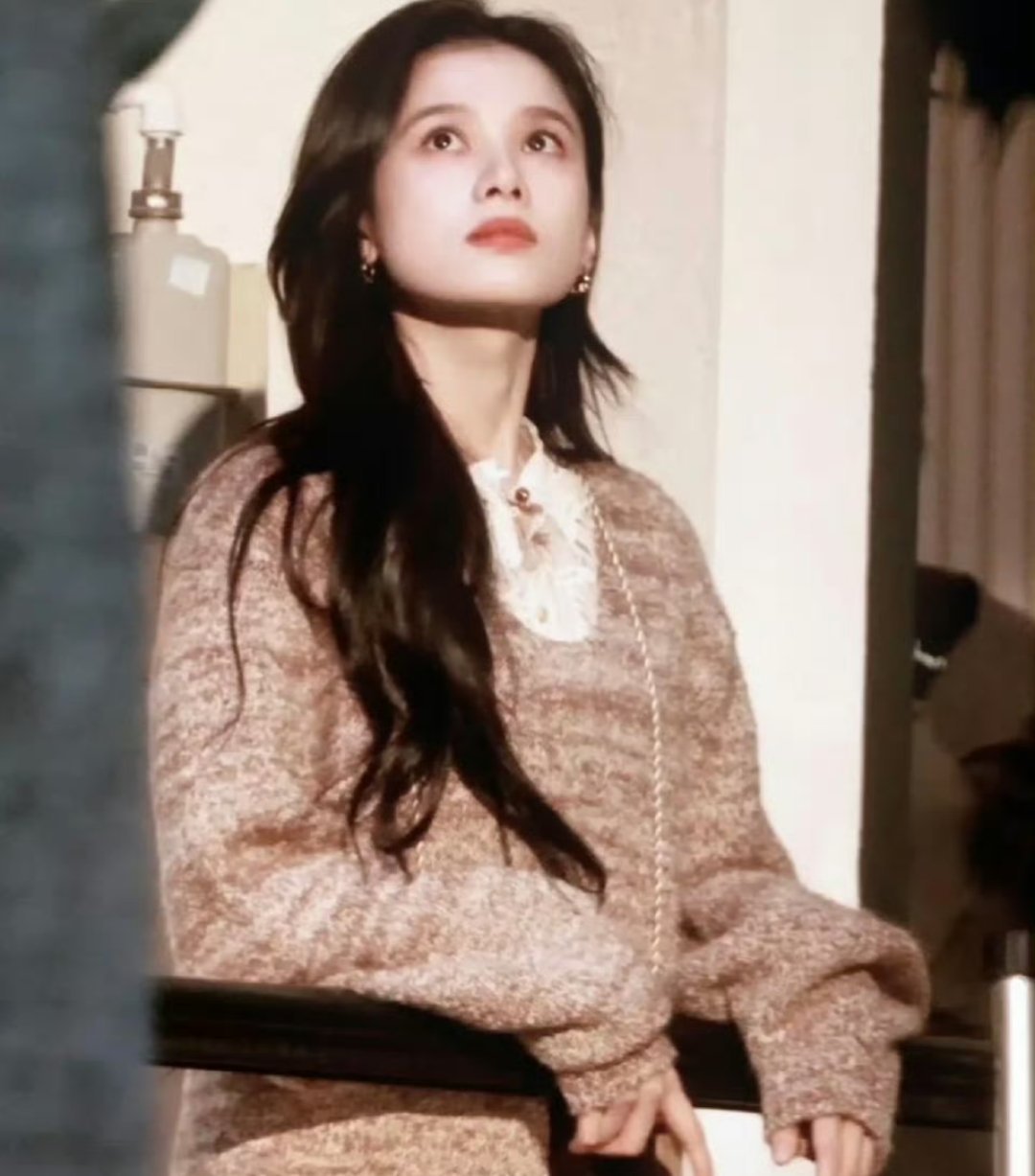 张婧仪换新妆造了成年后的任冬雪小皮裙大波浪～好文静优雅