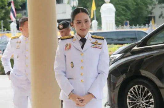 洪森不仅输了领土，还输了道义。柬埔寨违反停火协议后，泰国总理佩通坦是一点面子也不