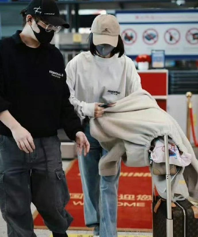 3月7日，魏大勋秦岚再次冲上热搜，这次是因为有人拍到了秦岚和魏大勋机场穿情侣卫衣