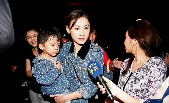 当年张柏芝抱着lucas后面居然是大s啊啊啊，现在的才发现！这样的同框真美好