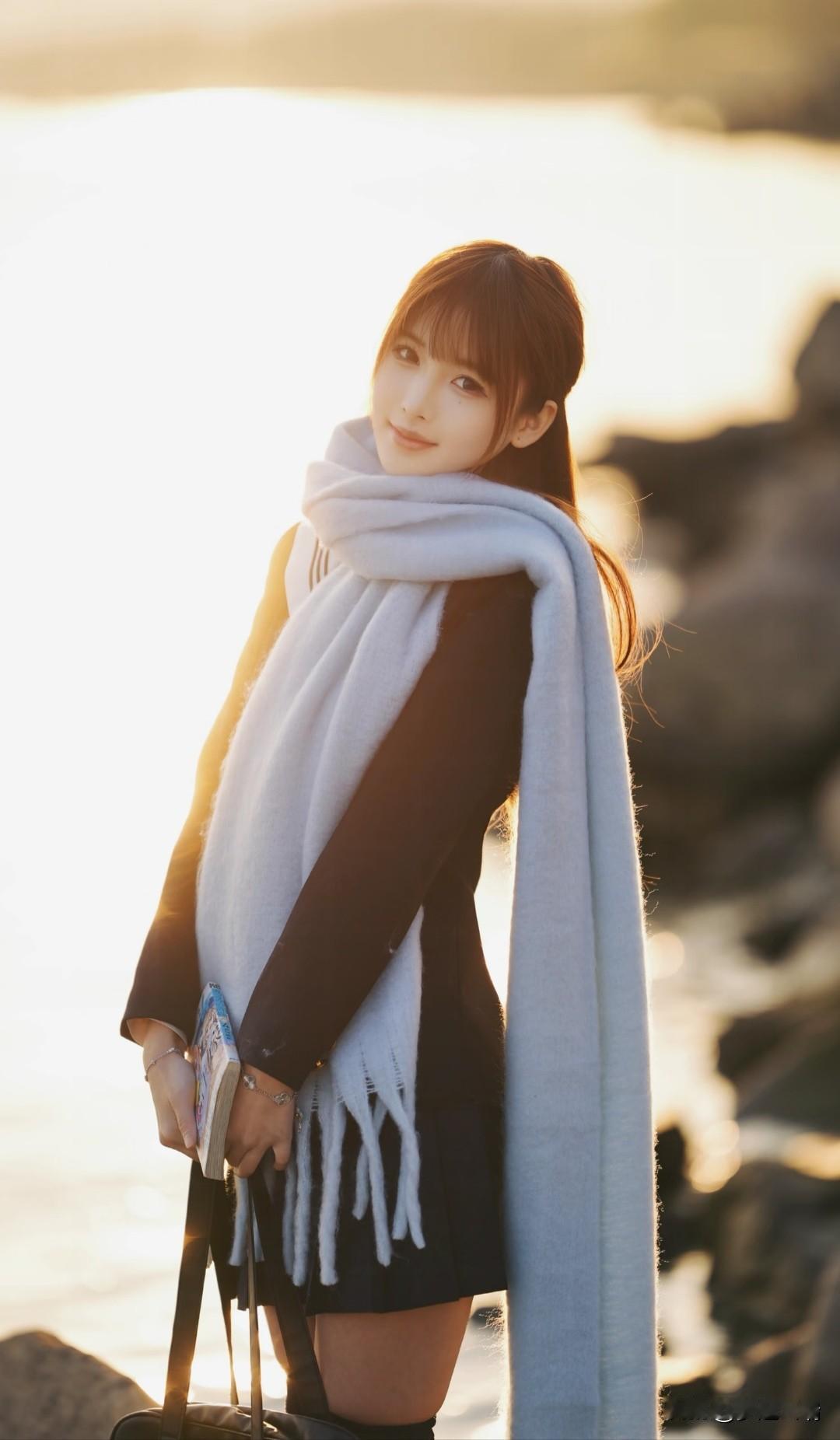 海边漫步，阳光洒满发梢，温柔时光。