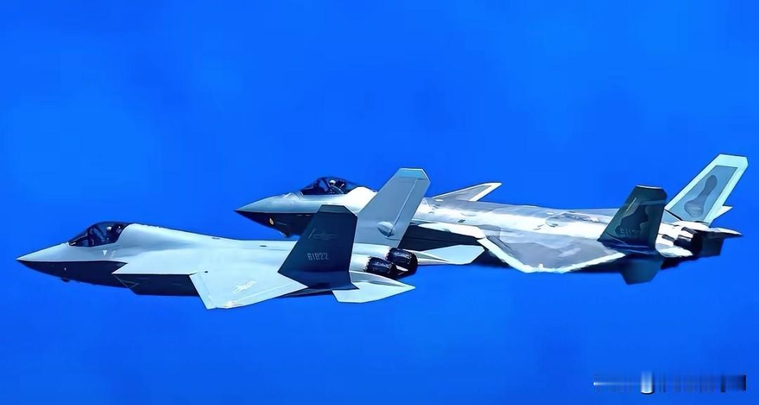 歼-20和歼-35突然同框亮相，官方直接甩出一张王炸组合。这张照片一出来