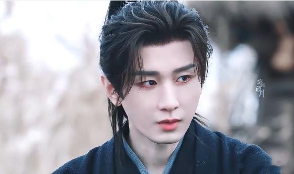 现在娱乐圈流量明星不少，但要说顶流的其实不多，这两年无论是作品还是动态刷屏的流量