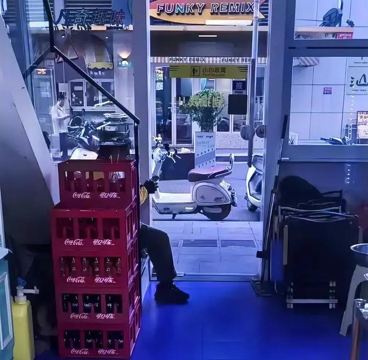 说出来都可笑，堂堂七尺男儿，身上连十块钱都没有，有时真想不通生活的意义到底是什么