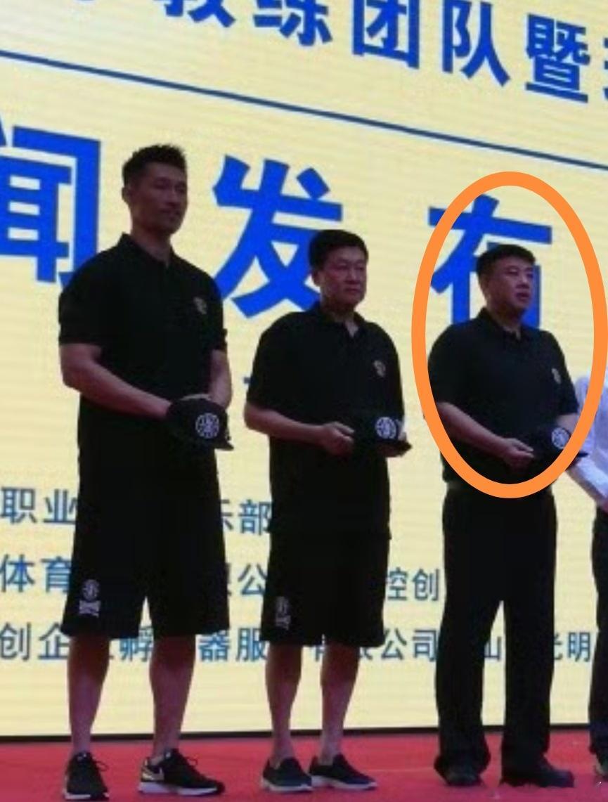 今天翻看老照片，看到了与山西篮球颇有缘分的杨文海。不久前刚刚带领太原理工大学男篮