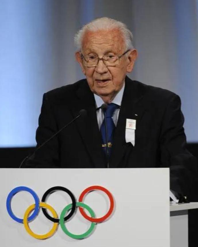 国际奥委会副主席胡安·安东尼奥·萨马兰奇最近在洛桑公开说起“对北京2008年设置