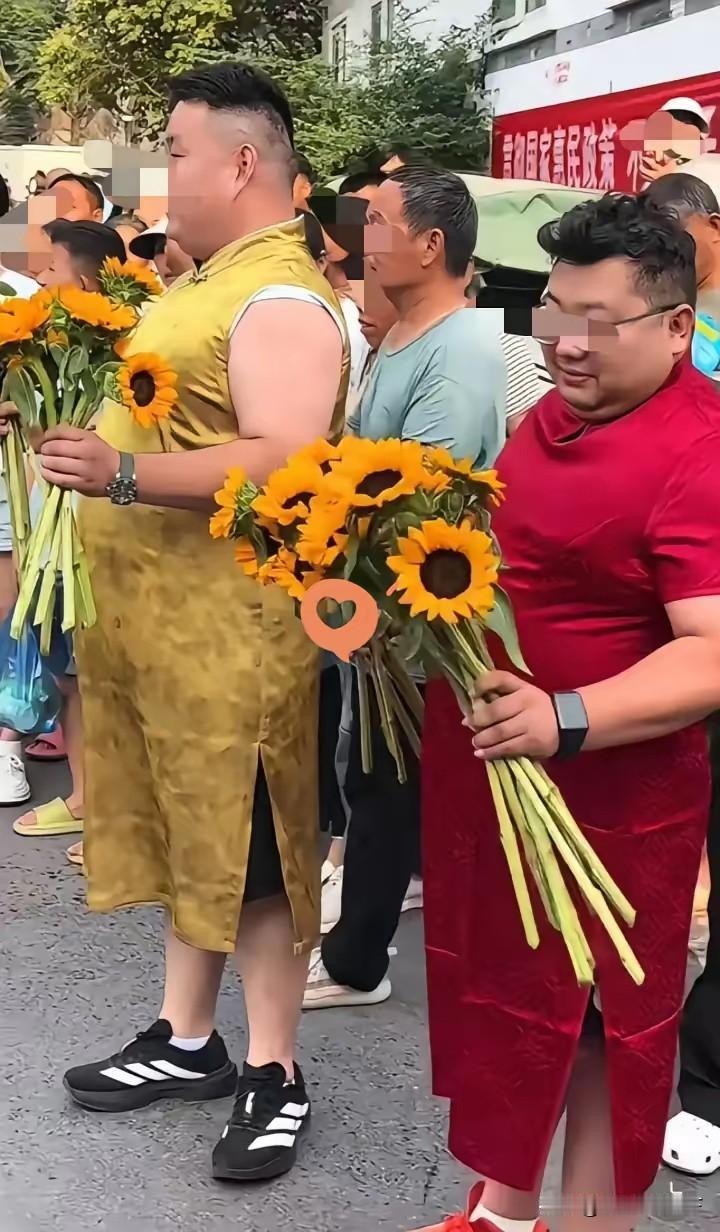 每年的高考家长为了自家娃有个好彩头，也是拼了。旗袍穿得板板正正，向日葵拿得稳稳当
