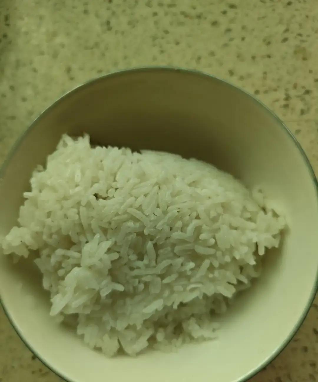 唐奶奶节俭到骨子里，连一粒米都不肯扔。她住深圳儿子家，天天盯着厨房垃圾桶。