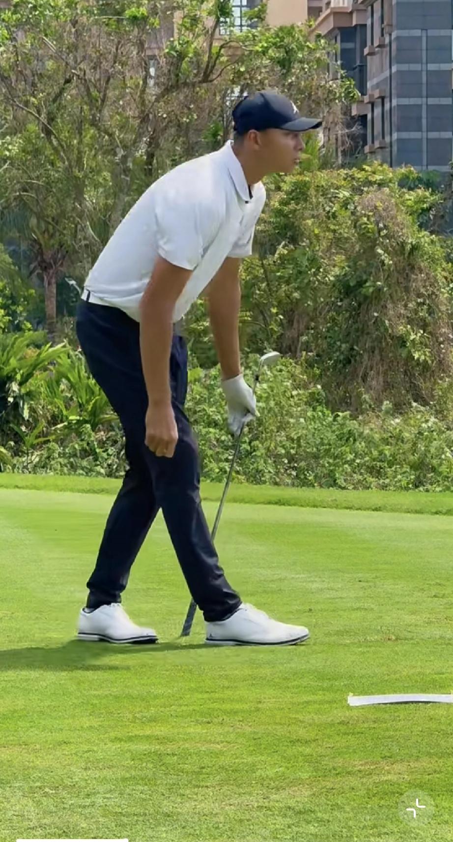 易建联现身海口打高尔夫，推杆太差，精气神全无!3月19日，易建联现身海口的观
