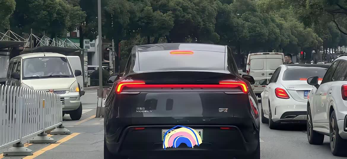 新款特斯拉这样改真的好看吗？总感觉不如之前协调了！原本打算入手特斯拉Y的，奈何它