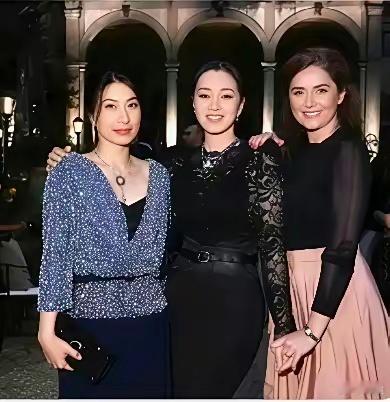 为什么每次巩俐合照都会站C位呢