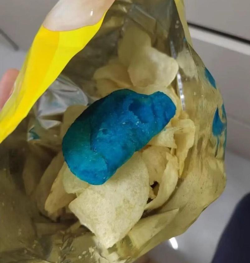刷到个事，真的给我看懵了，有人买了常吃的乐事薯片，拆开居然翻出来一块通体发蓝的“