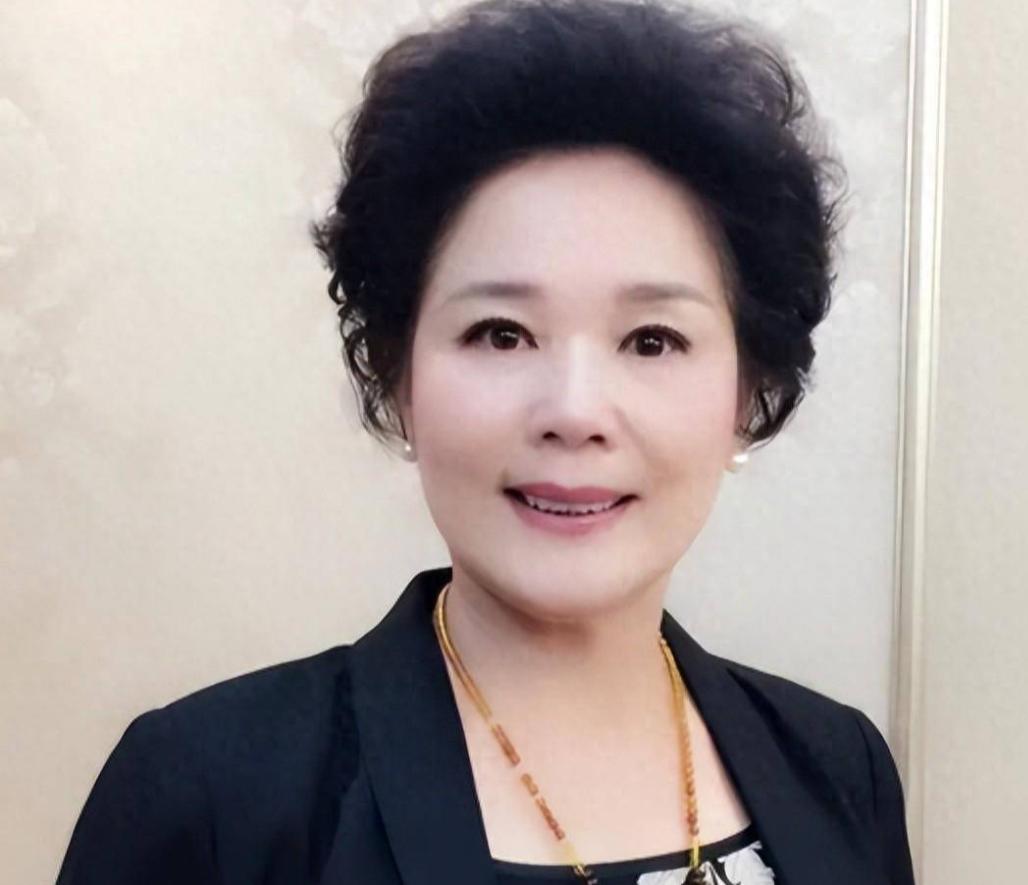 国家一级演员杨青离婚23年，一直跟前夫住对门，前婆婆离世的时候她连夜从横店剧组赶