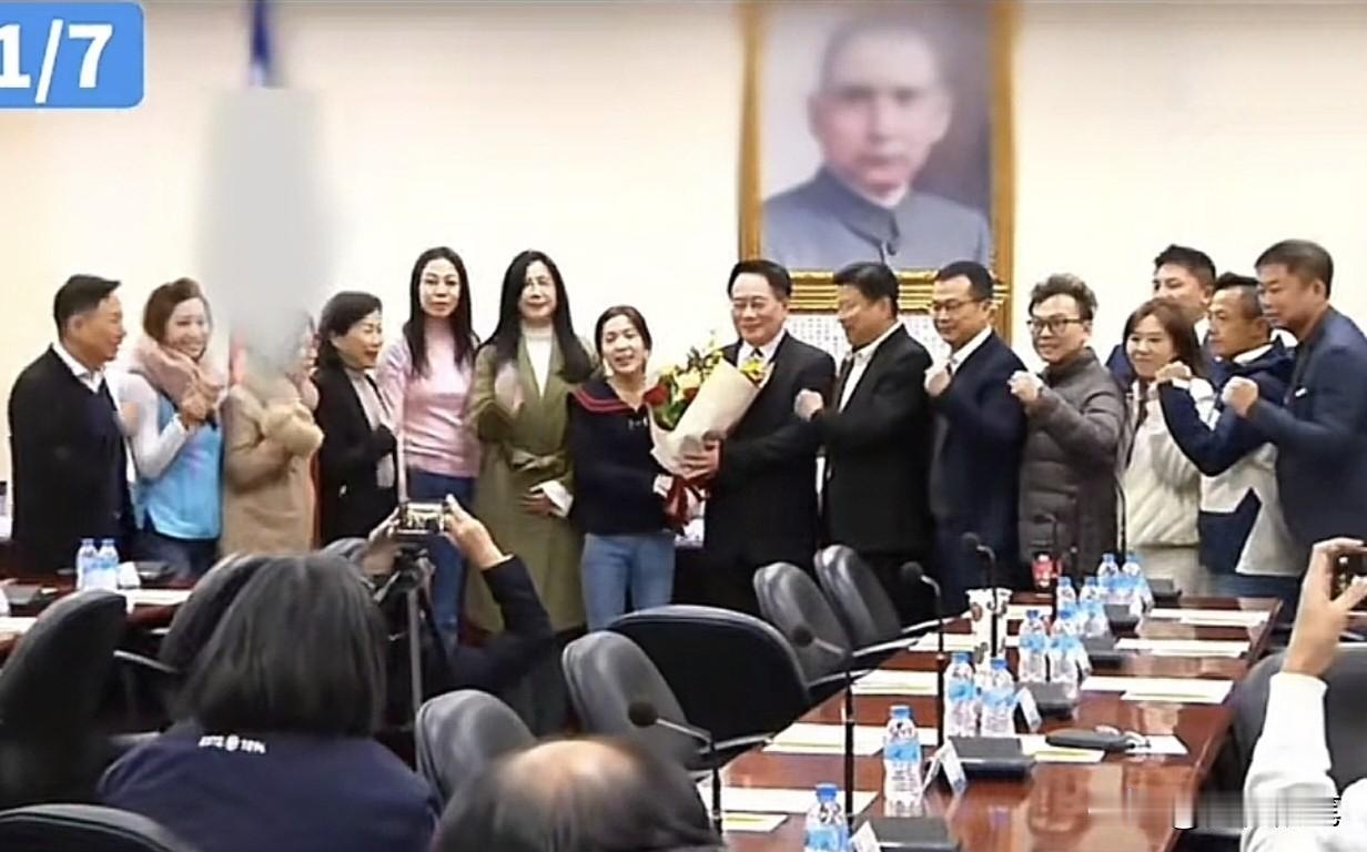 看到没有？蔡正元获郑丽文颁发奖章时的大合照，从这张大合照就可以看到国民党内部的团