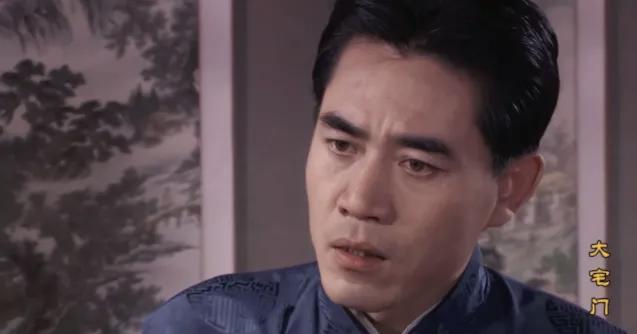 当年导演导演郭宝昌带着打磨了38年的《大宅门》剧本找到陈宝国，陈宝国读完连夜找到