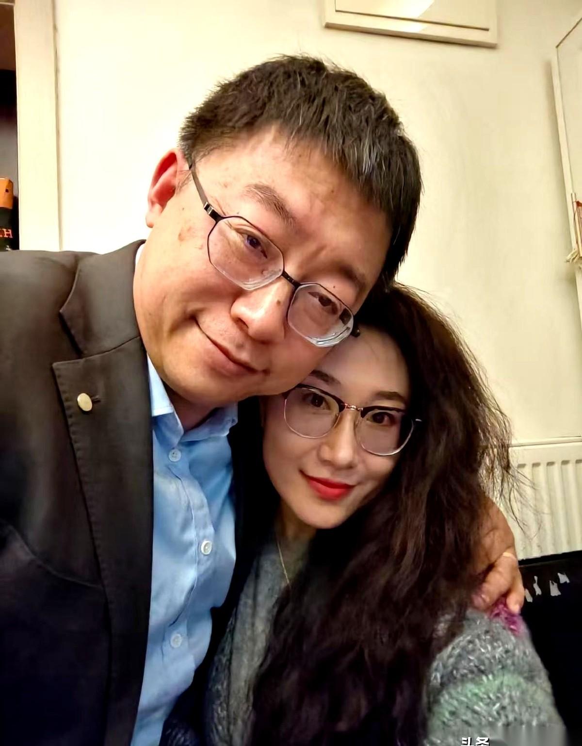 沈逸和他太太，算是把那套“学者就该不苟言笑”的潜规则，给撕了个粉碎。前脚看他还