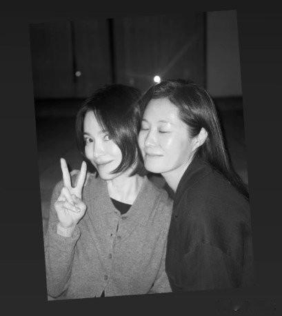 20日，演员宋慧乔在自己的Instagram上传了照片。照片中，宋慧乔和文素利脸