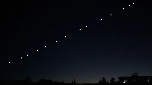 你抬头看天的时候，可能根本没意识到——此时此刻，超过1万颗星链卫星正在你头顶的近