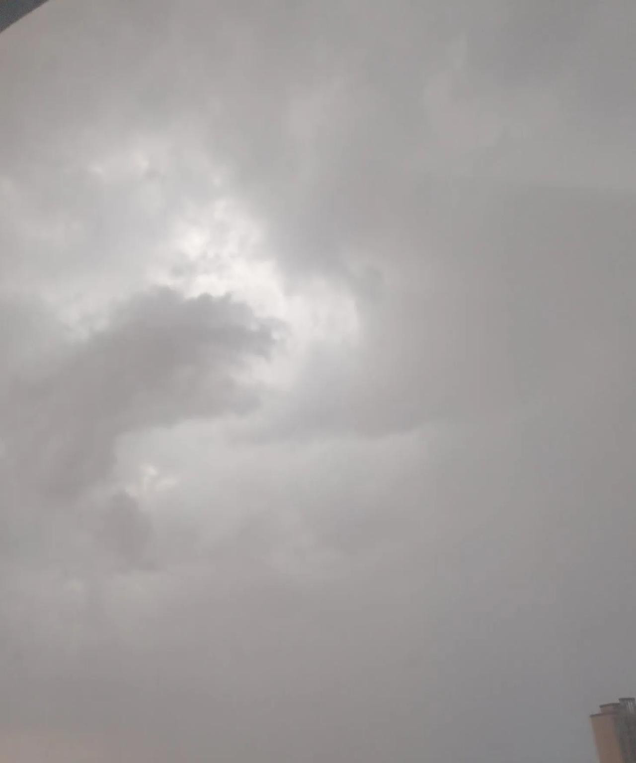 今天下午6:40，河南鹤壁淇县。又下起了雷阵雨，天空中可以看到电闪雷鸣。
