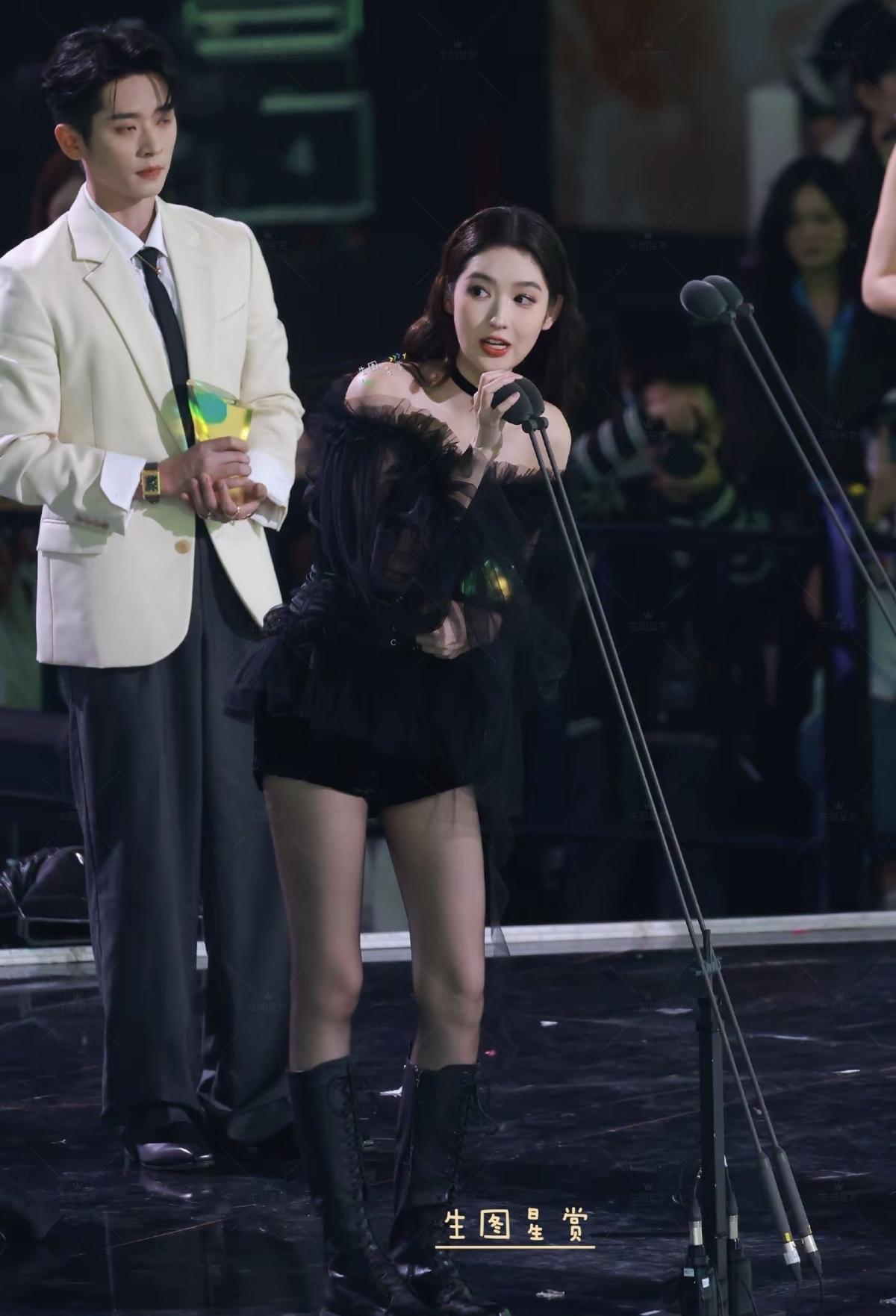 黑色抹胸短裙是氛围感利器，王玉雯一袭裙装亮相，简约剪裁更显身姿窈窕，回眸时的笑意