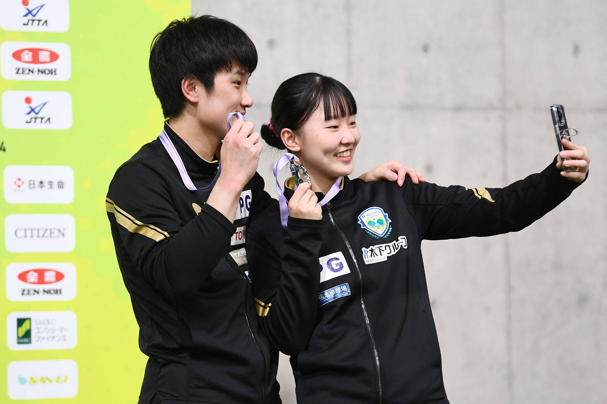 张本智和与妹妹张本美和，如今都用着整整齐齐的四字日式姓名，看着和普通日本本土运动