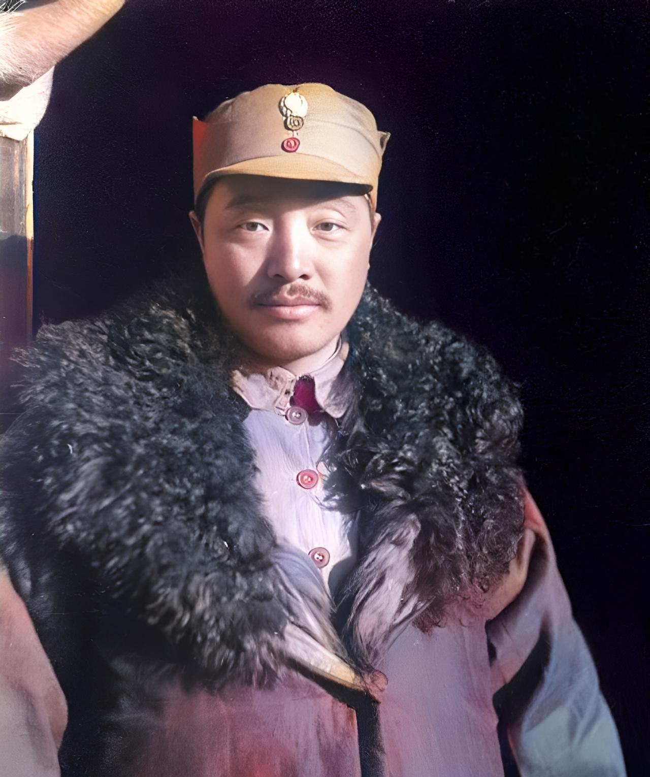 这是一九三九年担任一二零师师长的贺龙元帅。贺龙元帅头戴军帽，身穿军装，外套棉大衣