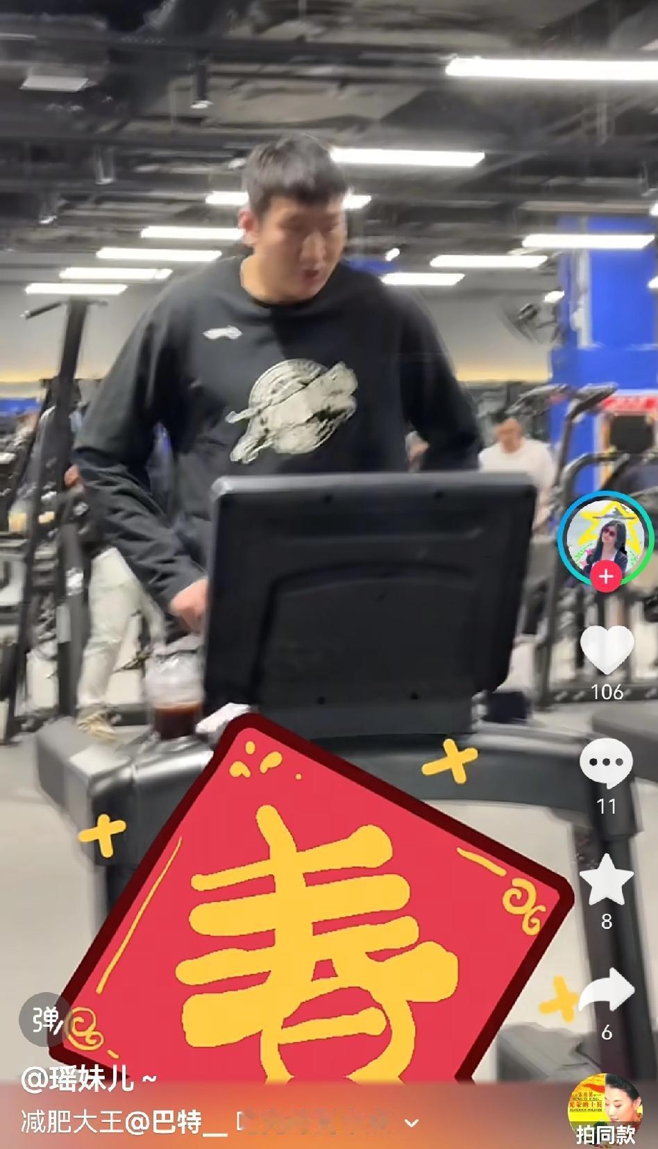 李炎哲终于有亲近的人能陪着他过年了！李炎哲女友晒出他过年期间在健身房努力做运动的