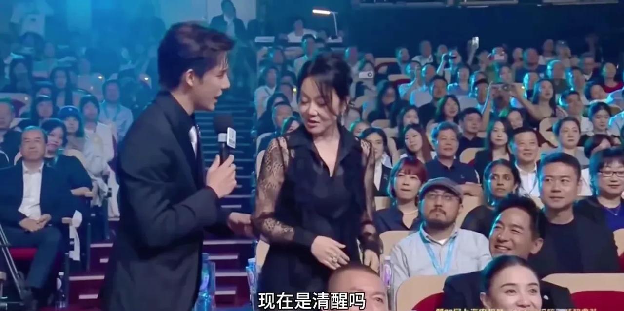 王安宇采访闫妮，因为今天王安宇是主持人哈！(中传播音主持专业毕业)王安宇问闫妮现