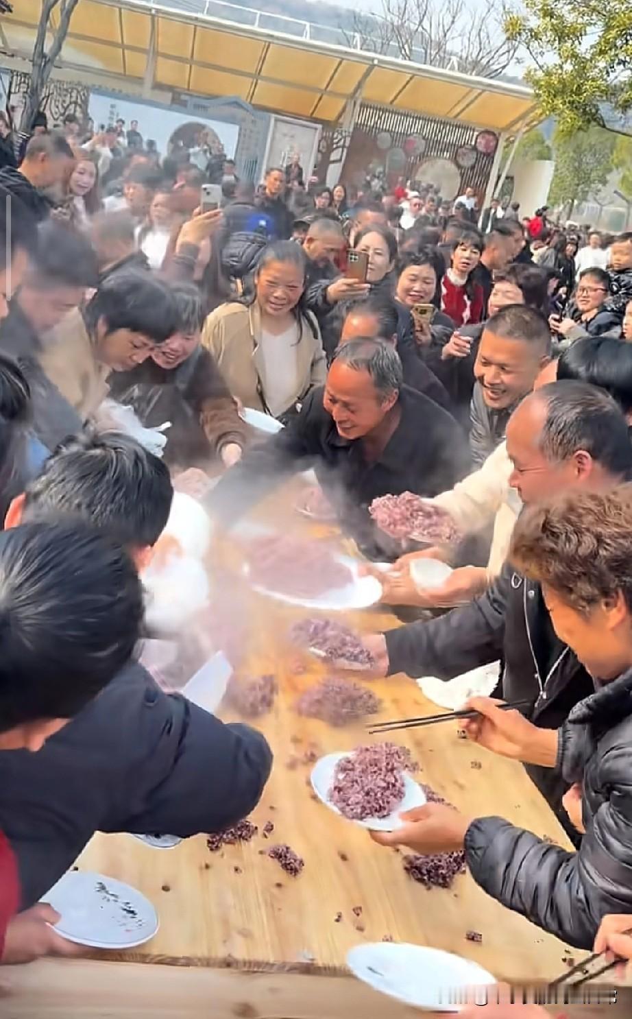 为了一碗糯米饭抢成这样，到底是穷还是疯？刷到这个视频我直接看傻了！几十号人