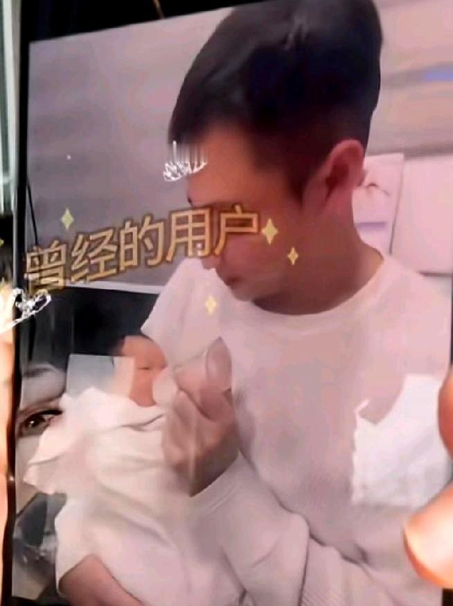 汪小菲凌晨三点抱着新生儿喂奶，手法比月嫂还专业。这已经是今晚第三次了。他拧