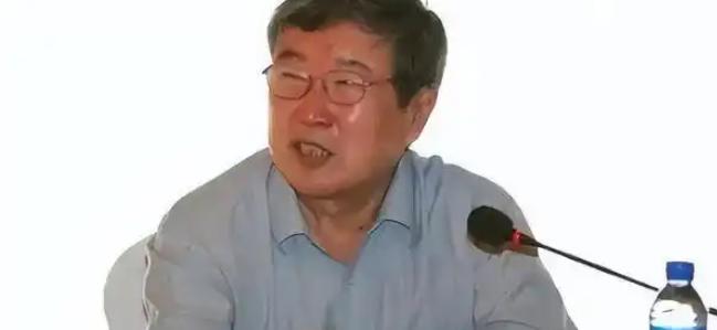 如今很多人都在否定“毛泽东”，却有一位老人，在北京的研讨会上，大声的说道：“我至