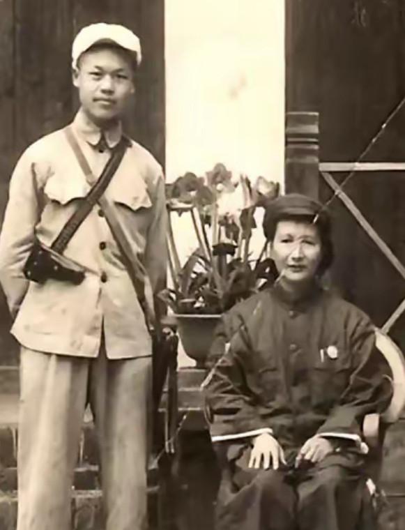 挖到宝了！1949年11月广西的老照片太带感了！首长夫人徐淑芬可不简单，老革命老