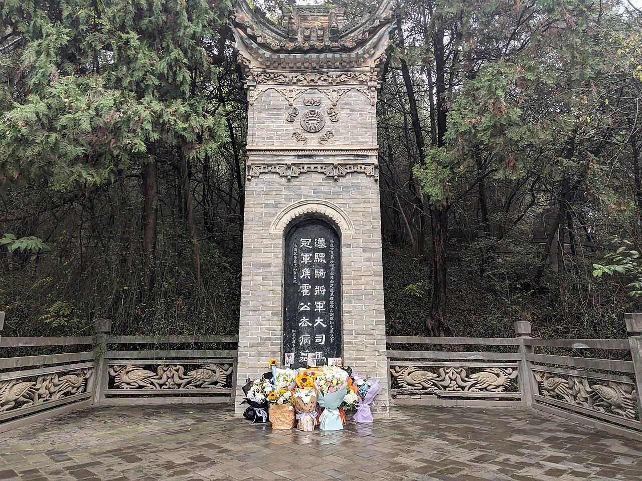 现在的霍去病墓与1914年拍摄的霍去病墓！霍去病墓，位于陕西省兴平市汉茂陵内