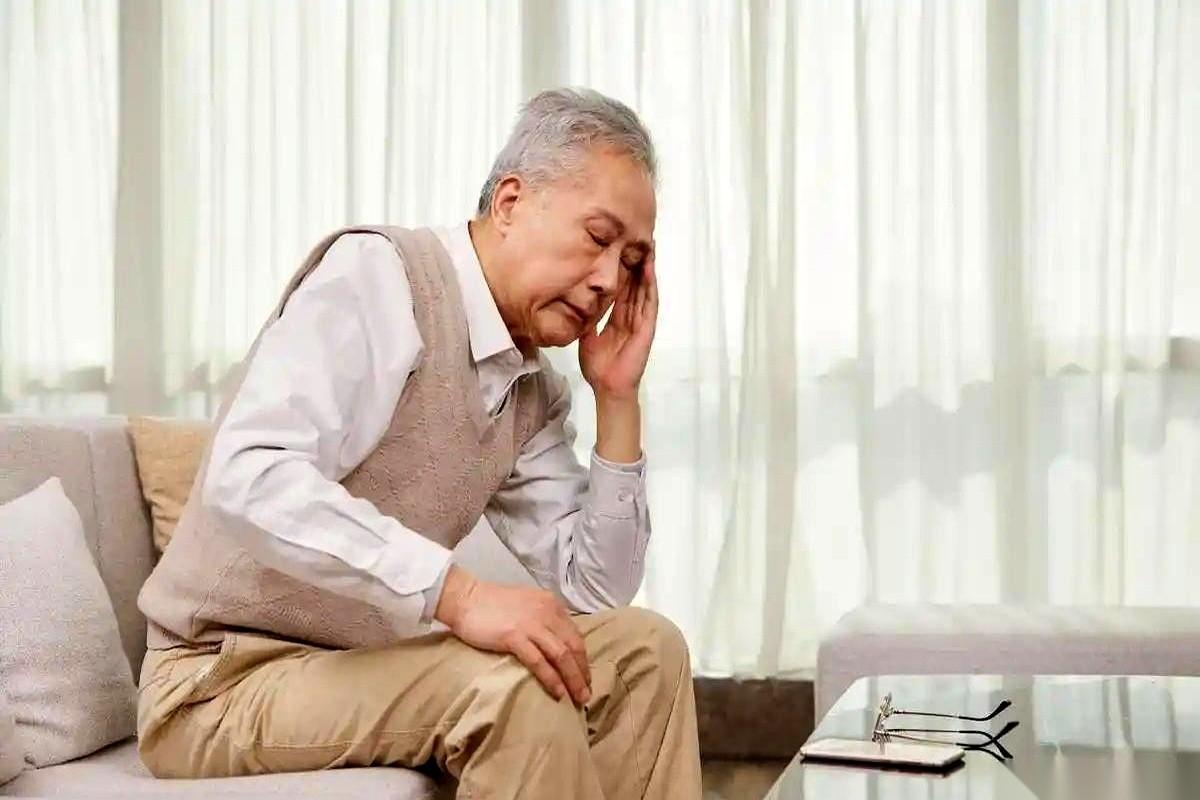 我真见过一个大叔，前一秒还在公园跟人聊得热火朝天，下一秒就捂着头说不行了，脸煞白