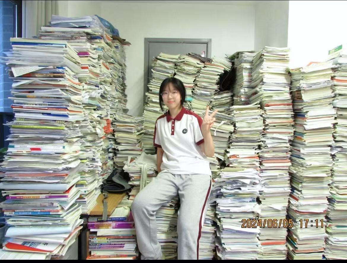 她坐在那里，像是一位凯旋的将军，身后是她亲手攻克的城池；又像是一位幸存者，