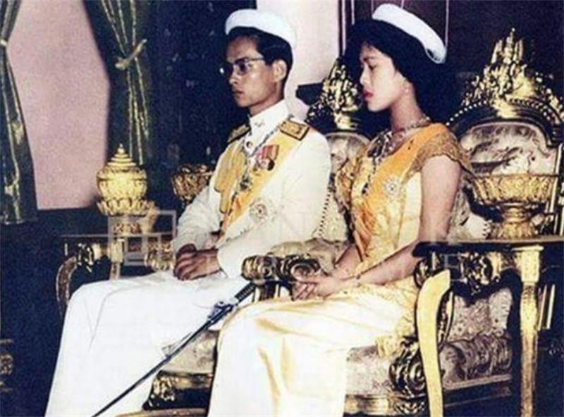 诗丽吉王后与老国王执子之手与子偕老,虽然中间有过不愉快,但两人总算是相伴到老了。