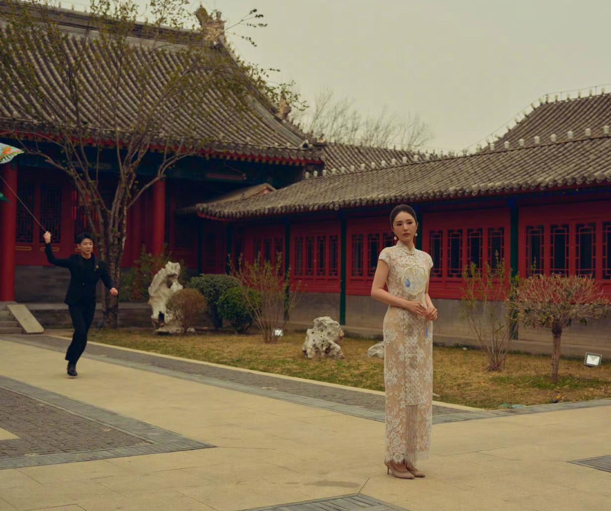 春天，董璇和张维伊同框拍东方韵味大片，留下浪漫一刻，尽显与众不同的恩爱幸福感，真