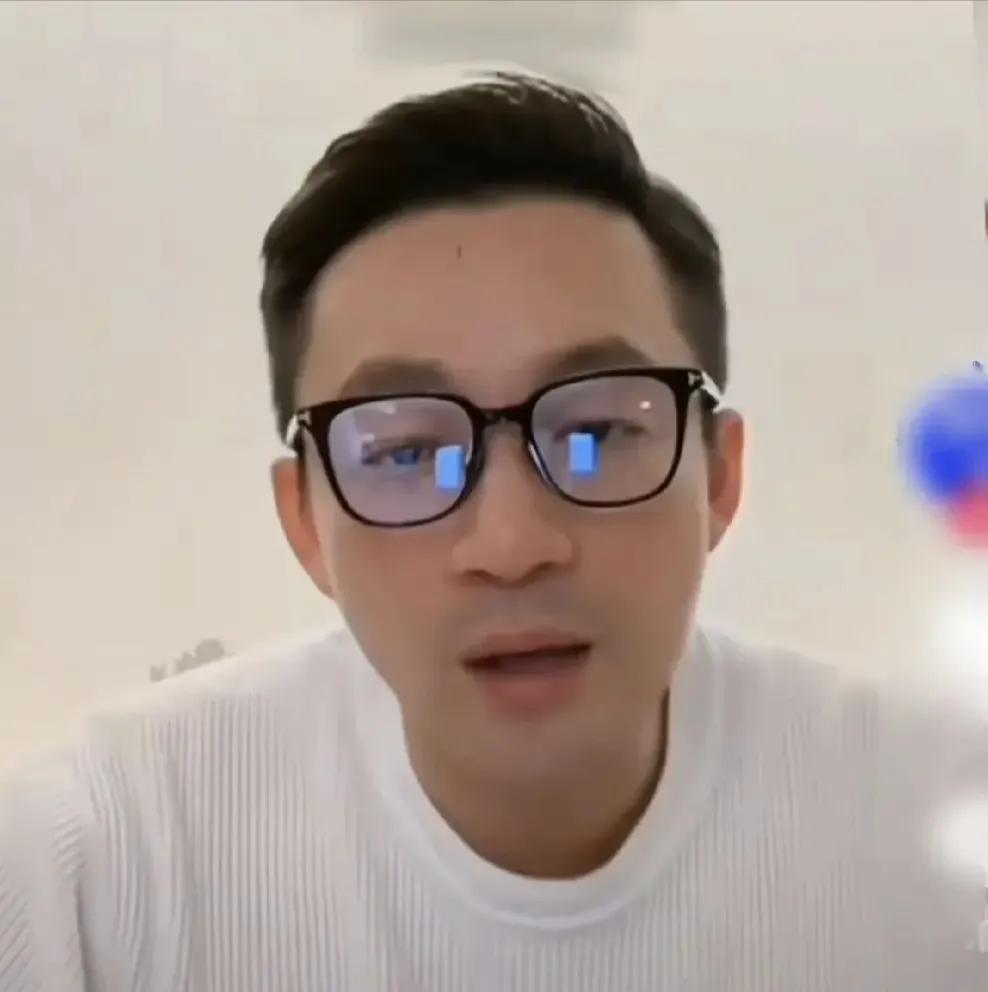 汪小菲直播提醒不要带节奏，自家的汪小宝大名会姓汪不会跟着妈妈汪小菲最近直播