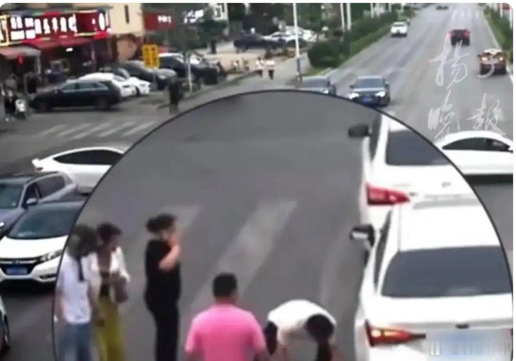 顶车救人女护士获赠新车欲拍卖捐出5月14日，女护士在停车等待红灯，被后车连续顶
