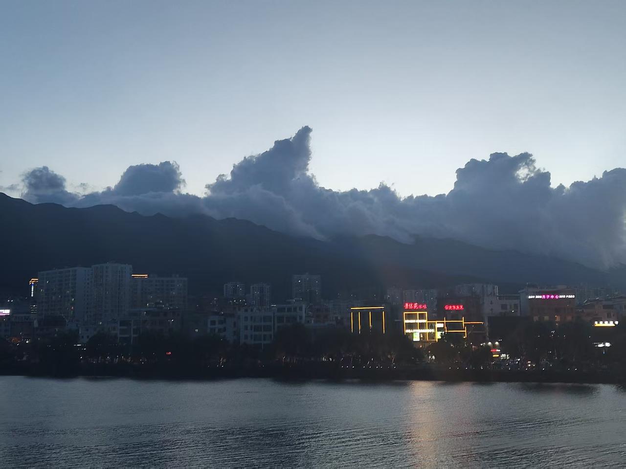 当西夏在下面遇到几个老大:北宋:呦呵，这不是老夏吗，听说你用自己的