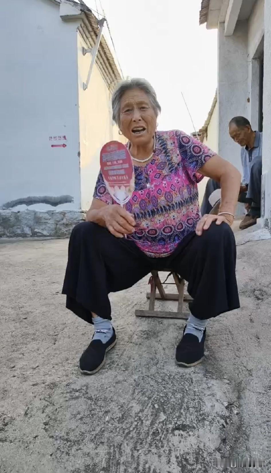 今天下午收到两段视频，一段是村里妹妹发来的，一段是女婿发来的……村里妹妹发来