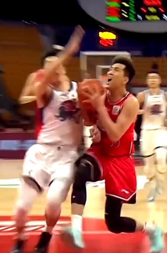 竞技体育最残忍的，是它从不给老将留体面。替补登场十五分钟，拿下七分。郭艾伦