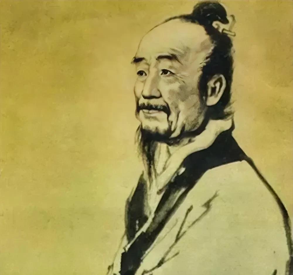 公元前207年，张苍眼睁睁看着刀斧手磨刀霍霍，周围人压着他，一步步推上刑台。他心