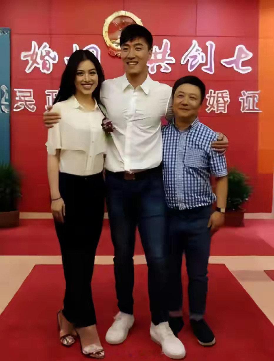 当年，刘翔与葛天登记结婚时的照片。这段婚姻仅维持不到一年便宣告结束，葛天没有怀上孩子。[并不简单]​