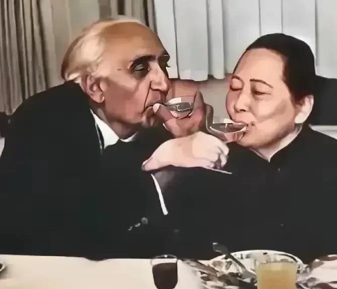 这是1979年，宋庆龄与马海德医生的合影照，两人当时分别八十六岁和七十岁，桌子上
