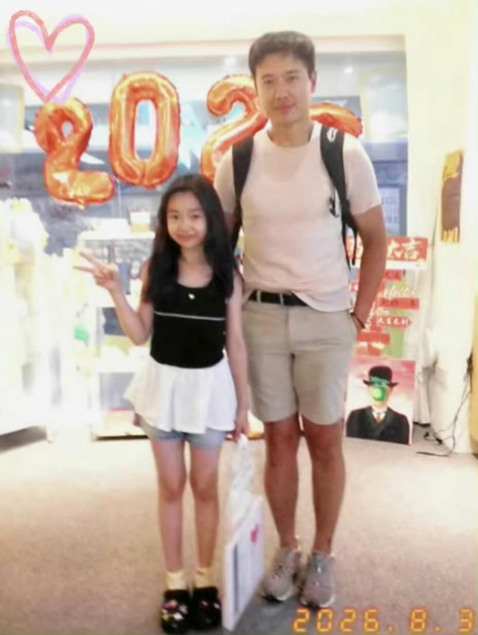 小酒窝：爸爸，我们好久没有一起拍照啦。高云翔：是啊宝贝，爸爸最喜欢陪你记录日