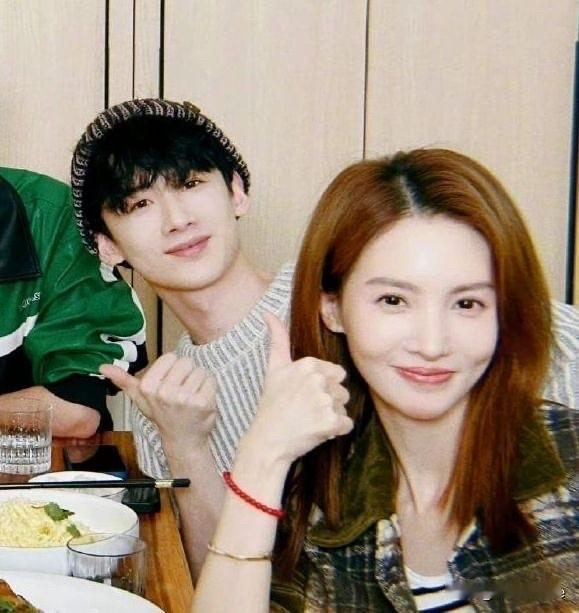 1月29日，娱记扒拉不动金晨开始扒拉金晨身边的人了，在线喊话白敬亭，王安宇直言