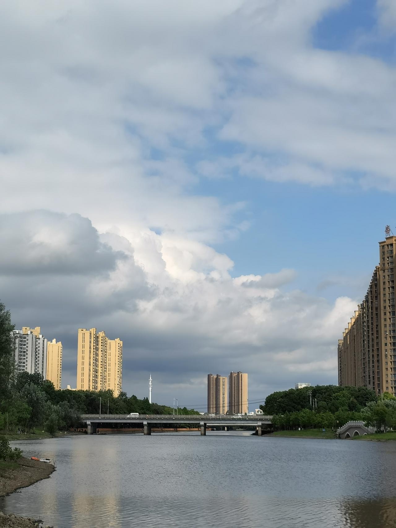 湖北汉川：夏日秀美涵闸河蝉鸣扯着夏风漫过汉川的街巷时，涵闸河正裹着满河的柔波，